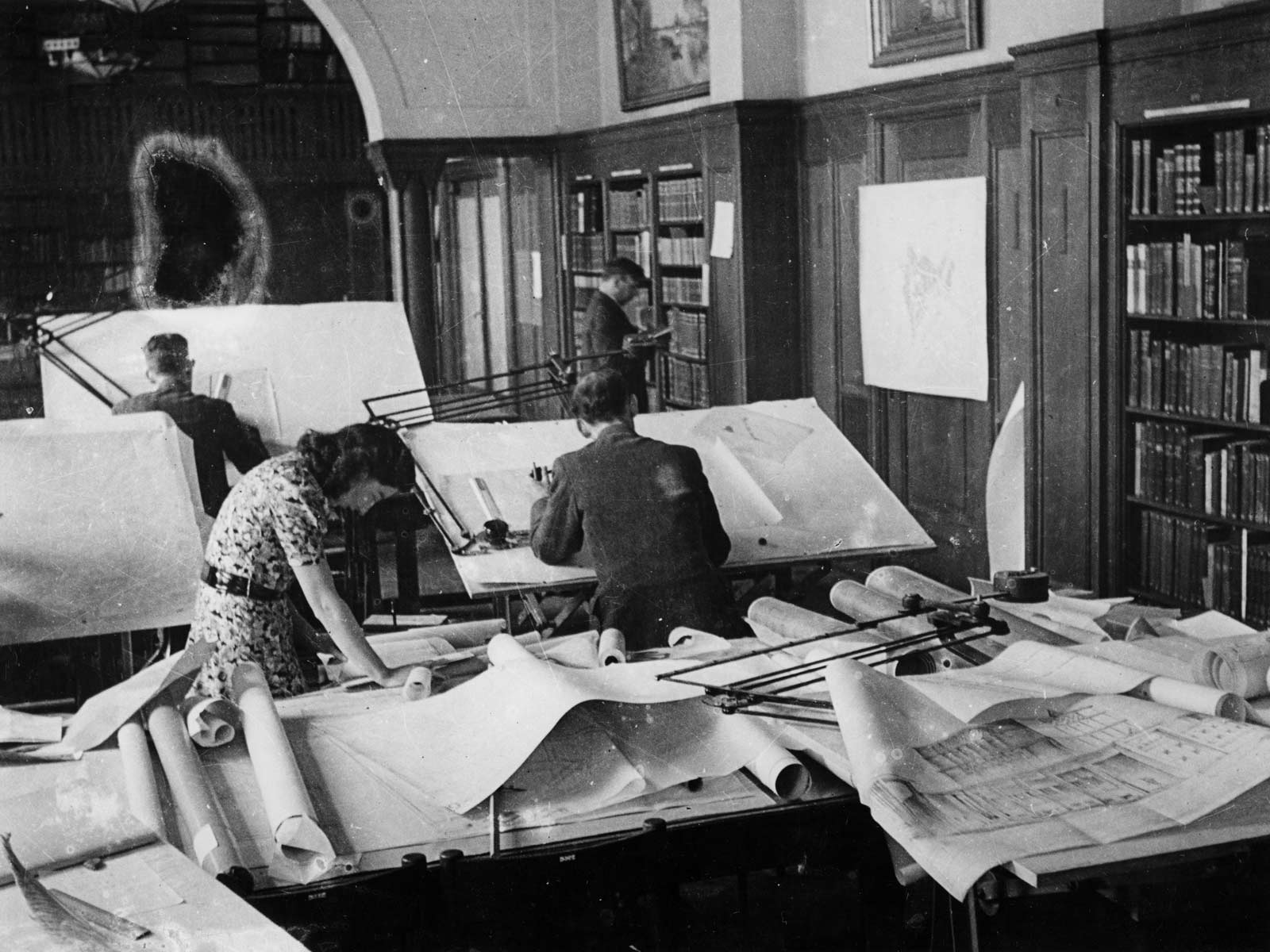Stadsarchitect W.G. Witteveen werkt aan het nieuwe stadsplan van Rotterdam in 1940. Stadsarchitect W.G. Witteveen werkt aan het nieuwe stadsplan van Rotterdam in 1940.